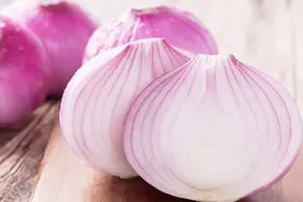 剥完的洋葱皮千万别扔！洋葱能做头发的天然染料，你知道吗？视频封面