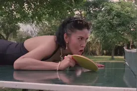 老板娘看老公女秘书不顺眼，本想借打乒乓球的机会发威，反被修理视频封面