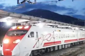 为什么火车晚上停车的时候，乘务员会强制把窗帘拉上，其实是这样视频封面