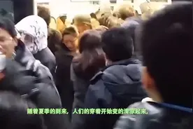 女子穿露背装乘地铁，穿着清凉，网友：欣赏不来视频封面