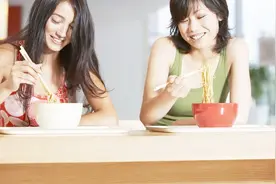 方便面酱包里面都有啥？用显微镜放大100倍后，看清楚了视频封面