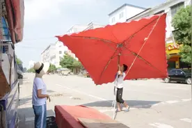 下午3点半，娟子和老公顶着烈日出来摆摊，孩子快开学赶紧赚学费视频封面