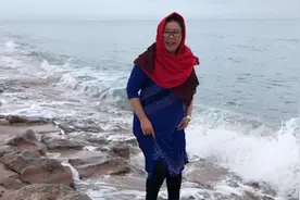 牵动无数国人心的亚丁湾，我就站在它身边，波涛汹涌，海浪拍岸视频封面