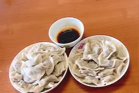 用牛肉和豆角包饺子，皮薄馅多，好吃不过饺子，娘俩每人吃一盘视频封面