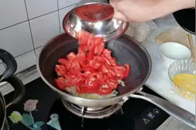西红柿鸡蛋卤这样做，鸡蛋一点也不腥汤汁浓郁，详细步骤一看就会
