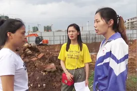 两姐妹考上大学，都瞒着对方去工地干活，结果得到好心老板的资助视频封面