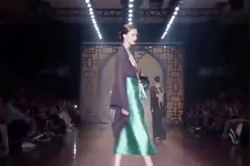 陌上颜如玉，很有气质的美女，中间的金纸片点睛之笔视频封面