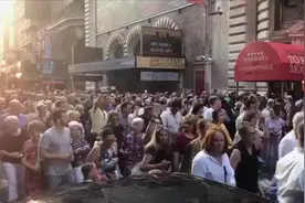 瘫痪！纽约曼哈顿大停电:交通堵塞街上人头攒动 时代广场一片漆黑视频封面