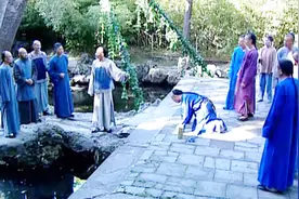 郑板桥调戏千岁仆人，一个铜钱就让仆人跪地不敢起，厉害视频封面