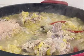 大骨头炖酸菜   不需要复杂的调味料 做法简单 味道不简单视频封面