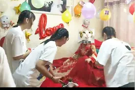 四个高挑美女跳舞