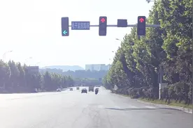 不小心闯黄灯，路口过了一半红灯就亮了怎么办？选错了扣6分视频封面