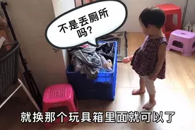 1岁多宝宝越来越懂事，起床就帮妈妈做家务，有模有样太萌了视频封面