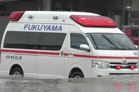 日本救护车冒雨涉水紧急出动视频封面