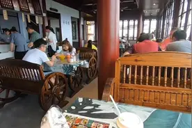 第一次在寺庙里吃斋饭，南京鸡鸣寺的素食斋饭价格有点出乎预料视频封面