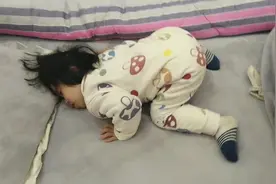 不掀开被子还真不知道，原来你是这样睡觉的，也太可爱了吧！视频封面
