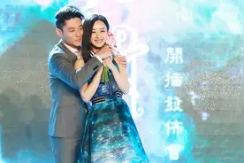 赵丽颖现身北京机场，生完孩子之后，网友感慨：怎么变成这样了！视频封面