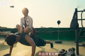 小哥哥锻炼身体，女鬼小姐姐淘气坐在小哥哥背上，真幸福！视频封面