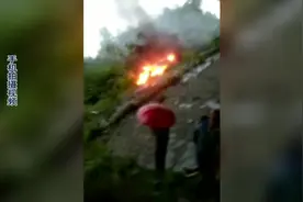 行驶在桥面上的越野车，突然失控冲了出去！村民冒火3分钟救人！视频封面
