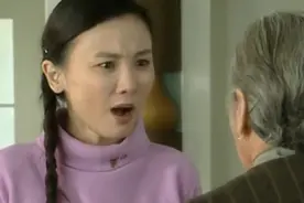 农村保姆帮痴呆奶奶洗澡，竟在浴室打奶奶，简直禽兽不如！视频封面