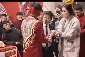 新郎将伴娘认成新娘，竟然还亲上了。视频封面