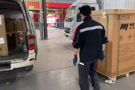 朋友说在顺丰上班一天能赚三百多，小徐便辞职去跟车了，冲动了！视频封面
