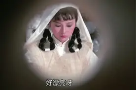 小伙子用自制的竹筒望远镜偷看美女，看到第三个为何拔腿就跑视频封面
