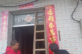 农村过新年家家户户贴对联，两父子配合干活不累，欢欢喜喜过年视频封面