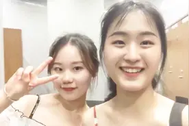 小美女和朋友去看恐怖片，开场前要先去趟厕所，网友们知道为啥吗视频封面