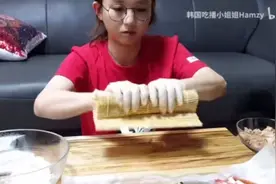 小姐姐在家做紫菜包饭～配上一碗泡面～简直太完美了视频封面
