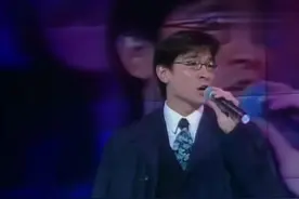 刘德华穿风衣戴眼镜翻唱张国荣金曲《沉默是金》，斯文帅气满堂彩