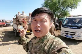 农民小天天去牲畜市场看到一匹骆驼，问了问价格，你猜多少钱？