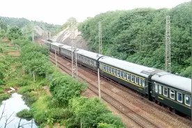 广州东-合肥T222次列车中途通过京九铁路赣州高新区弯道