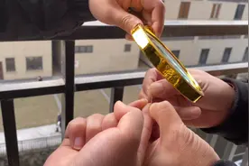 头发弄到手指拇里面去了怎么办？用尽各种方法都没弄出来！视频封面