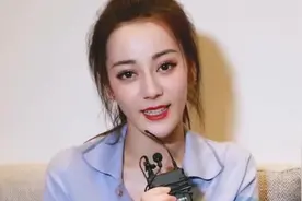 迪丽热巴厉害了，这么紧的裤子都穿得下，这“漫画腿”让人羡慕视频封面