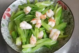 健康营养的芹菜炒虾段 在家做一学就会！视频封面