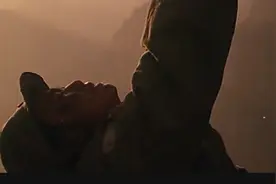 被鬼子追着的女孩，嘴里喊着妈妈，最终体力不支，绝望的掉落悬崖视频封面
