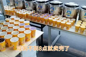 小伙骑三轮车拉八个大桶卖早餐，3元一杯的早餐粥，也能赚900多块视频封面