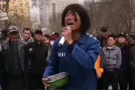 乞丐哥一首《北郊》撕心裂肺伤感，唱哭众人，太感人了！