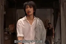 周星驰为何满头白发却不染黑？真实原因太心酸了视频封面