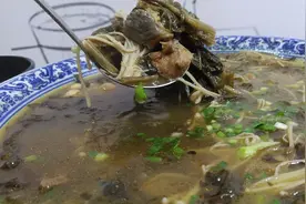 春日美食家：用这种干酸菜直接煨鸡，不加任何调料，汤鲜味美视频封面