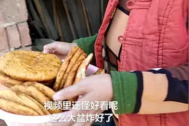 妈妈做手擀饼，姨姨陪姥爷聊家常，一家人和和睦睦才是幸福视频封面