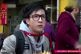 薛之谦开启好吃天性，发型别致，与路边大爷一起吃早饭