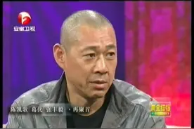 张丰毅的八块腹肌，惹老婆闺蜜“强行”观看，鲁豫乐的哈哈大笑！视频封面