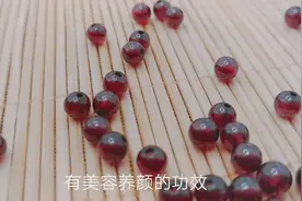 妹子拿出珍藏的天然石榴石做了一款首饰，据说可以美容养颜哦！视频封面