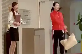 霸道总裁和美女比赛游泳，没想到美女外套一撩，注定总裁输视频封面