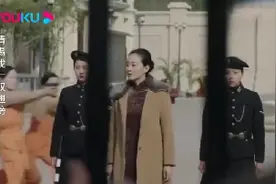 一双翅膀：女囚刑满出狱，所有小弟都来迎接，谁料却走不出这监狱视频封面