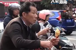 爷爷拿着冰淇淋等孩子放学，这眼神满满是爱#爷爷手拿冰淇淋接孙子放学#满满都是爱 #放学视频封面