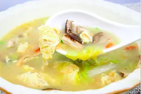厨师长分享“香菇白菜汤”，家常做法清淡养胃，做一盆不够喝视频封面