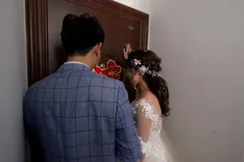 山东一帅哥迎亲，新娘到家了，婆婆半天不开门，这是什么习俗？视频封面